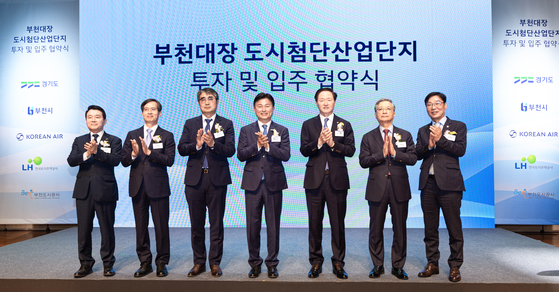 대한항공과 부천시가 30일 부천아트센터에서 '도심항공교통(UAM) 및 항공안전 연구개발 단지' 협약식을 맺었다. 오른쪽부터 이한준 한국토지주택공사 사장, 우기홍 대한항공 부회장, 조용익 부천시장, 손임성 경기도 도시주택실장, 원명희 부천도시공사 사장. 연합뉴스