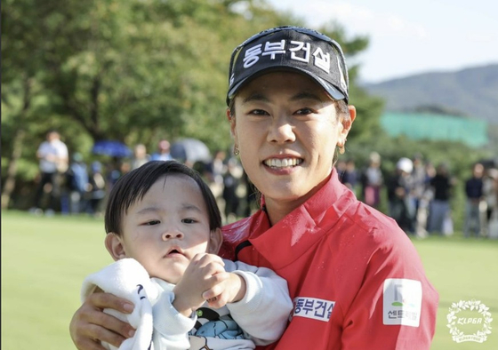 엄마 골퍼 박주영과 2세. 사진 KLPGA