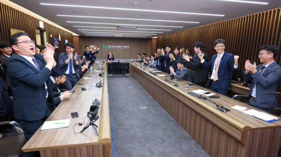 지난해 7월 한국수력원자력 임직원이 체코 원전 사업 우선협상대상자로 선정됐다는 현지 발표 직후 환호하는 모습. 사진 산업통상자원부