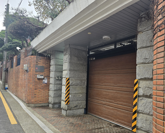 건진법사 전성배씨가 운영하는 서울 역삼동 일광사 포교원(법당). 처남 김모씨가 운영한 회사 간판도 붙어있다. 손성배 기자