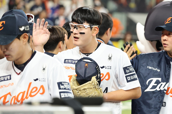LG를 상대로 3-2 승리를 지킨 한화 마무리 김서현(가운데)이 동료들과 하이파이브를 나누고 있다. 연합뉴스