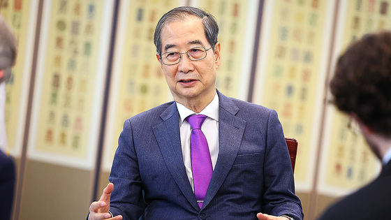 한덕수 대통령 권한대행이 22일 서울 종로구 정부서울청사에서 영국 언론사 '더 이코노미스트'와 인터뷰하고 있다. 국무총리실 제공