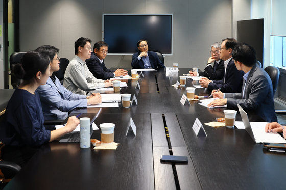 중앙일보 독자위원들이 지난 22일 본사 9층에서 제61회 독자위원회를 진행하고 있다. 왼쪽부터 유재연 옐로우독 파트너, 김주형 서울대 교수, 이재국 성균관대 교수, 지철호 법무법인 원 고문, 오세정 위원장(전 서울대 총장), 김용하 순천향대 교수, 주영환 변호사. 심재웅 숙명여대 교수. 김현동 기자