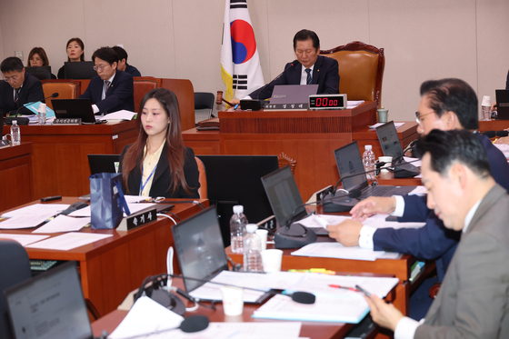 30일 서울 여의도 국회에서 열린 법제사법위원회 전체회의에서 정청래 위원장이 의사봉을 두드리고 있다. 연합뉴스