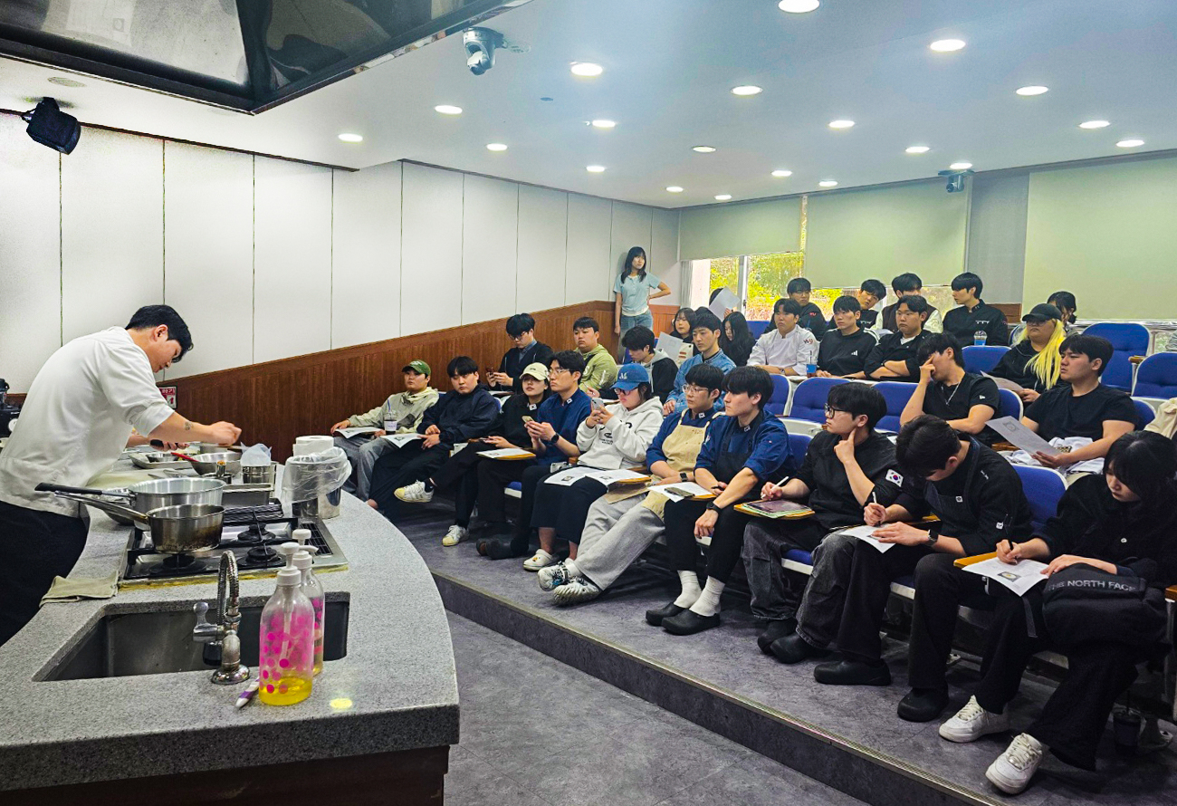 와이즈유 영산대학교 서양조리전공이 최근 임보성 셰프를 초청해 디저트 특강을 진행하고 있다.