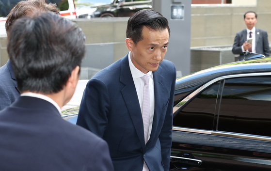 김동관 한화 부회장이 지난해 5월 28일 오후 무함마드 빈 자예드 알 나흐얀 아랍에미리트(UAE) 대통령과의 티타임을 위해 서울 시내 한 호텔에 들어서고 있다. 연합뉴스