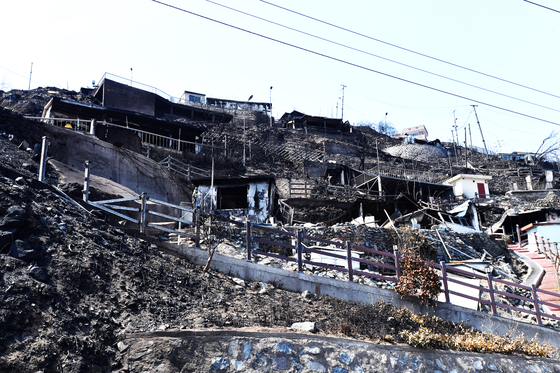 지난 3월 29일 경북 영덕군 영덕읍 석리 해안 마을 일대가 산불 피해로 인해 새까맣게 그을려 있다.  노물리 해안 마을은 의성군에서 시작된 산불이 강풍을 타고 확산되면서 피해가 발생했다. [뉴스1]
