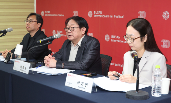 29일 부산 영화의전당에서 열린 기자간담회에서 부산국제영화제 정한석 집행위원장, 박광수 이사장, 박가언 수석프로그래머(왼쪽부터)가 올해 영화제 운영계획을 발표하고 있다. 송봉근 기자