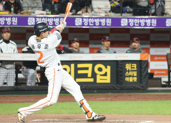 LG전 4회 역전 솔로홈런을 때려내는 심우준. 연합뉴스