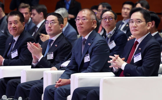 이재용 삼성전자 회장과 정의선 현대차 회장, 구광모 LG 회장, 장인화 포스코홀딩스 회장(사진 오른쪽부터)이 지난해 9월 체코에서 열린 한·체코 비즈니스 포럼에 참석한 모습. 연합뉴스