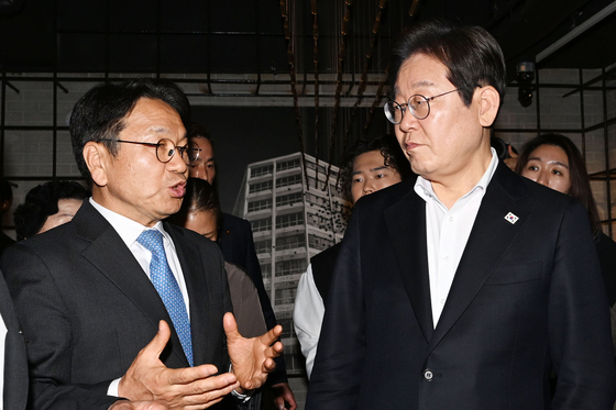 이재명 더불어민주당 대선 경선 후보가 24일 오후 광주 동구 전일빌딩245에서 강기정 광주시장과 이야기하고 있다. 뉴시스