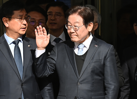 공직선거법 위반 항소심에서 무죄를 선고받은 이재명 더불어민주당 대표가 26일 오후 서울 서초구 서울고등법원에서 열린 공직선거법 위반 혐의 2심 선고 공판을 마친 뒤 고 지지자들을 향해 인사를 하고 있다.뉴스1