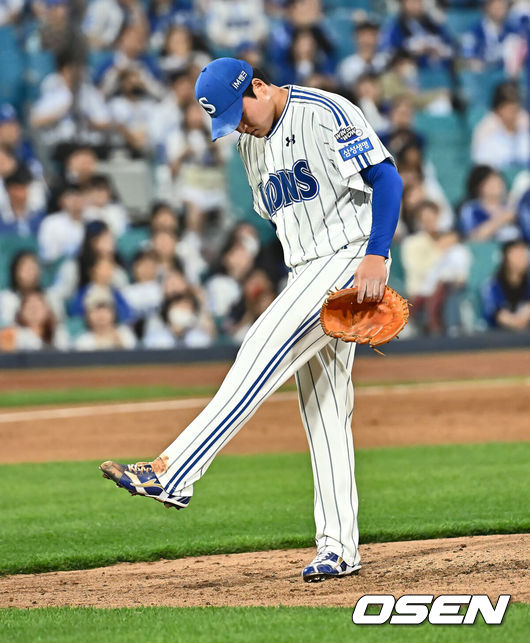 [OSEN=대구, 이석우 기자] 18일 대구삼성라이온즈파크에서 2025 신한 SOL 뱅크 KBO 리그 삼성 라이온즈와 롯데 자이언츠의 경기가 열렸다. 홈팀 삼성은 이승현이, 방문팀 롯데는 데이비슨이 선발 출전했다. 삼성 라이온즈 이승현이 4회초 2사 2루 롯데 자이언츠 나승엽에게 우월 2점 홈런을 허용하고 아쉬워하고 있다. 2025.04.18 / foto0307@osen.co.kr