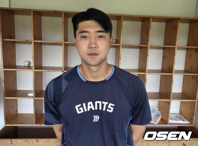 [OSEN=이천, 한용섭 기자] 롯데 자이언츠 투수 윤성빈이 30일 이천 LG챔피언스파크에서 인터뷰를 하고 있다. /orange@osen.co.kr