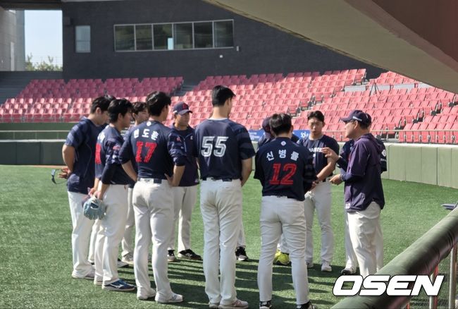 [OSEN=이천, 한용섭 기자] 롯데 자이언츠 투수 윤성빈(55번)이 30일 이천 LG챔피언스파크에서 경기가 끝난 후 동료들과 함께 문동환 투수코치(오른쪽 끝)의 이야기를 듣고 있다.  /orange@osen.co.kr