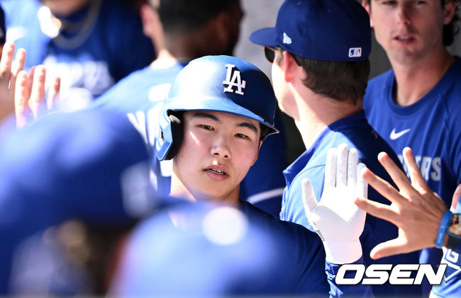 [OSEN=글렌데일(미국), 이대선 기자] '코리안 데이'였다.이정후(샌프란시스코 자이언츠)와 김혜성(LA 다저스)이 맞대결에서 나란히 맹활약했다. LA 다저스와 샌프란시스코 자이언츠는 2일(이하 한국시간) 미국 애리조나주 글렌데일의 캐멀백 랜치에서 2025 메이저리그 시범경기를 치렀다.이날 김혜성은 8번 유격수로,이정후는 3번 중견수로 각각 선발 출장했다. 이정후가 총알 2루타로 선제 타점을 올리자, 7푼 타율로 마음고생을 하던 김혜성은 시범경기 첫 홈런포를 터뜨렸다.3회말 1사에서 LA 다저스 락우드-파웰의 적시 2루타 때 1루주자 김혜성이 득점 후 더그아웃에서 환호하고 있다. 2025.03.02 / sunday@osen.co.kr