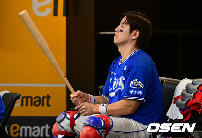 류지혁 배트를 꼼꼼히 살피는 강민호. 2025.04.30 /cej@osen.co.kr