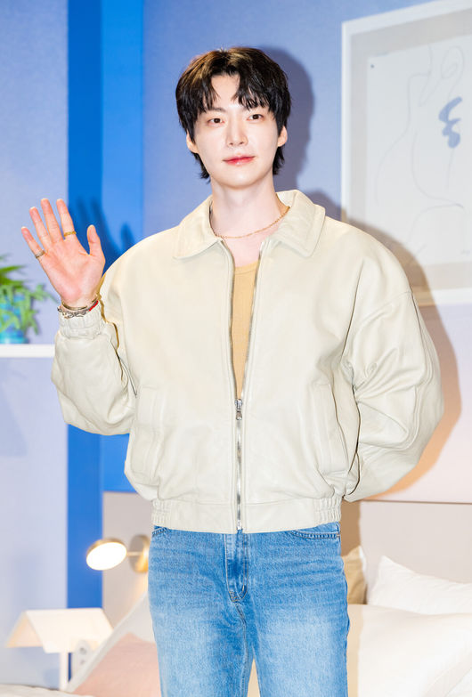 [OSEN=박준형 기자] 3일 오후 서울 성수동 XYZ 서울에서 CJ온스타일 성수 쇼케이스 팝업 스토어 오픈 기념행사가 진행됐다.성수 쇼케이스 팝업은 CJ온스타일이 상반기와 하반기 연 2회 진행하는 초대형 쇼핑 캠페인으로 그간 모바일, TV에서 만나던 성수 쇼케이스 팝업을 오프라인에서 만나는 건 이번이 처음이다.배우 안재현이 포즈를 취하고 있다.  2025.04.03 / soul1014@osen.co.kr