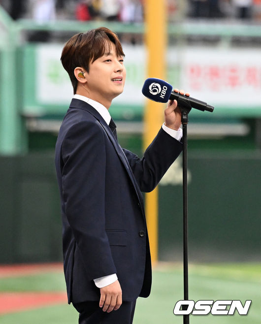 [OSEN=인천, 이대선 기자] 나눔 올스타(LG, NC, KIA, 한화, 키움)가 3연 연속 승리했다.나눔 올스타(LG, NC, KIA, 한화, 키움)는 6일 인천 SSG랜더스필드에서 열린 2024 KBO올스타전에서 최형우와 오스틴의 홈런포를 앞세워드림 올스타(KT, SSG, 두산, 롯데, 삼성)에 4-2로 승리했다.가수 이찬원이 애국가를 부르고 있다. 2024.07.06 /sunday@osen.co.kr