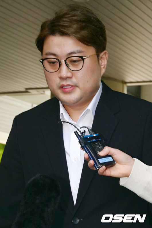 [OSEN=민경훈 기자] '음주 뺑소니' 혐의로 구속영장이 청구된 가수 김호중이24일 서울중앙지법에서 구속 전 피의자 심문(영장실질심사)을 가졌다.검찰은 전날 경찰의 신청에 따라 김호중에 대해 특정범죄가중처벌법상 위험운전치상, 도주치상 등 혐의로 구속영장을 청구했다. 그의 소속사 대표와 전 본부장에 대해서도 구속영장이 청구됐다.음주 뺑소니 혐의를 받는 가수 김호중이 영장실질심사(구속 전 피의자심문)를 위해 24일 오전 서울 서초구 서울중앙지방법원에 출석하고 있다. 2024.05.23 /rumi@osen.co.kr