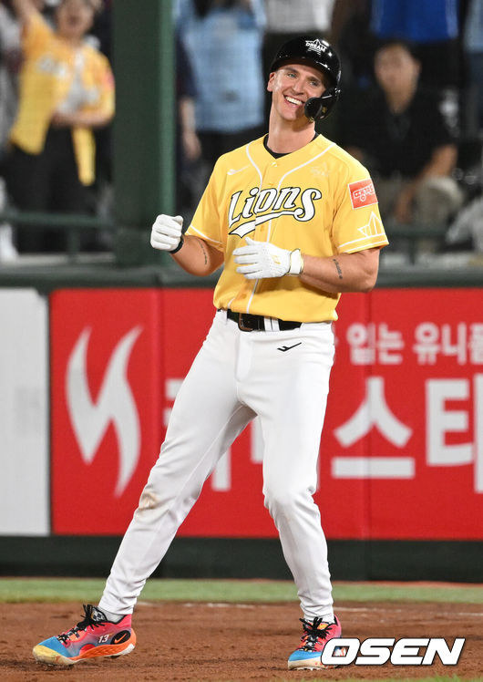 [OSEN=부산, 김성락 기자] 홍원기 감독이 이끄는 나눔 올스타가 2년 연속 승리의 기쁨을 맛봤다.나눔 올스타는 15일 부산 사직구장에서 열린 2023 KBO 올스타전에서 소크라테스와 채은성의 타점 먹방쇼를 앞세워 드림 올스타를 8-4로 격파했다.9회초 2사 1, 3루 드림 뷰캐넌이 1타점 적시타를 날린 뒤 기뻐하고 있다. 2023.07.15 /ksl0919@osen.co.kr 