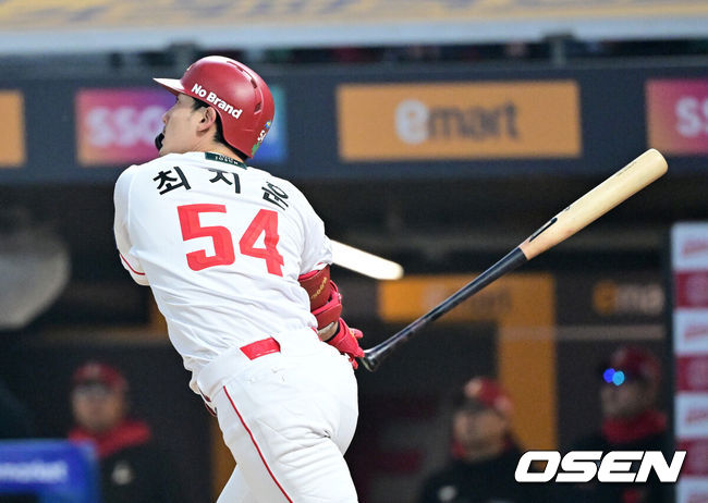 [OSEN=인천, 최규한 기자] 1일 오후 인천 SSG랜더스필드에서 ‘2025 신한 SOL Bank KBO리그’ SSG 랜더스와 삼성 라이온즈의 경기가 열렸다.이날 홈팀 SSG는 송영진, 방문팀 삼성은 이승현을 선발로 내세웠다.3회말 1사 1루 상황 SSG 최지훈이 역전 좌월 투런포를 날리고 있다. 2025.05.01 / dreamer@osen.co.kr