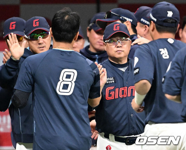 [OSEN=고척, 이대선 기자] 프로야구 롯데 자이언츠가 키움 히어로즈 상대로 3연전 스윕에 성공했다.롯데는 1일 서울 고척 스카이돔에서 열린 20245 KBO리그 키움과 경기에서 5-0으로 승리했다. 롯데는 키움 3연전을 싹쓸이하며 선두 LG 트윈스를 1.5경기 차이로 추격했다. 경기 종료 후 롯데 김태형 감독이 전준우와 승리의 기쁨을 나누고 있다. 2025.05.01 /sunday@osen.co.kr