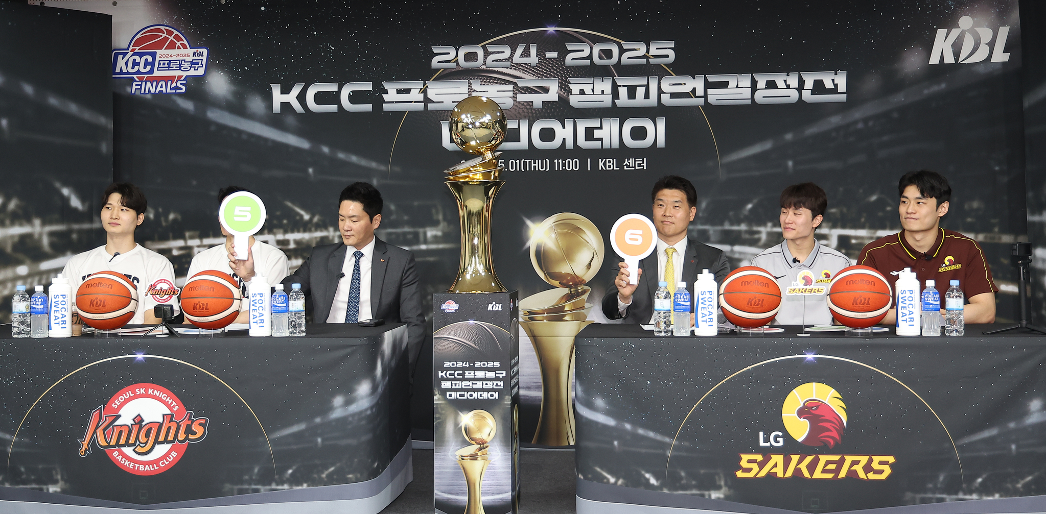챔프전 예상 경기 수를 묻는 질문에 전희철(왼쪽 셋째) SK 감독은 5라고 적힌 손팻말, 조상현(오른쪽 셋째) LG 감독은 6이라고 적힌 손팻말을 들었다. [연합뉴스]