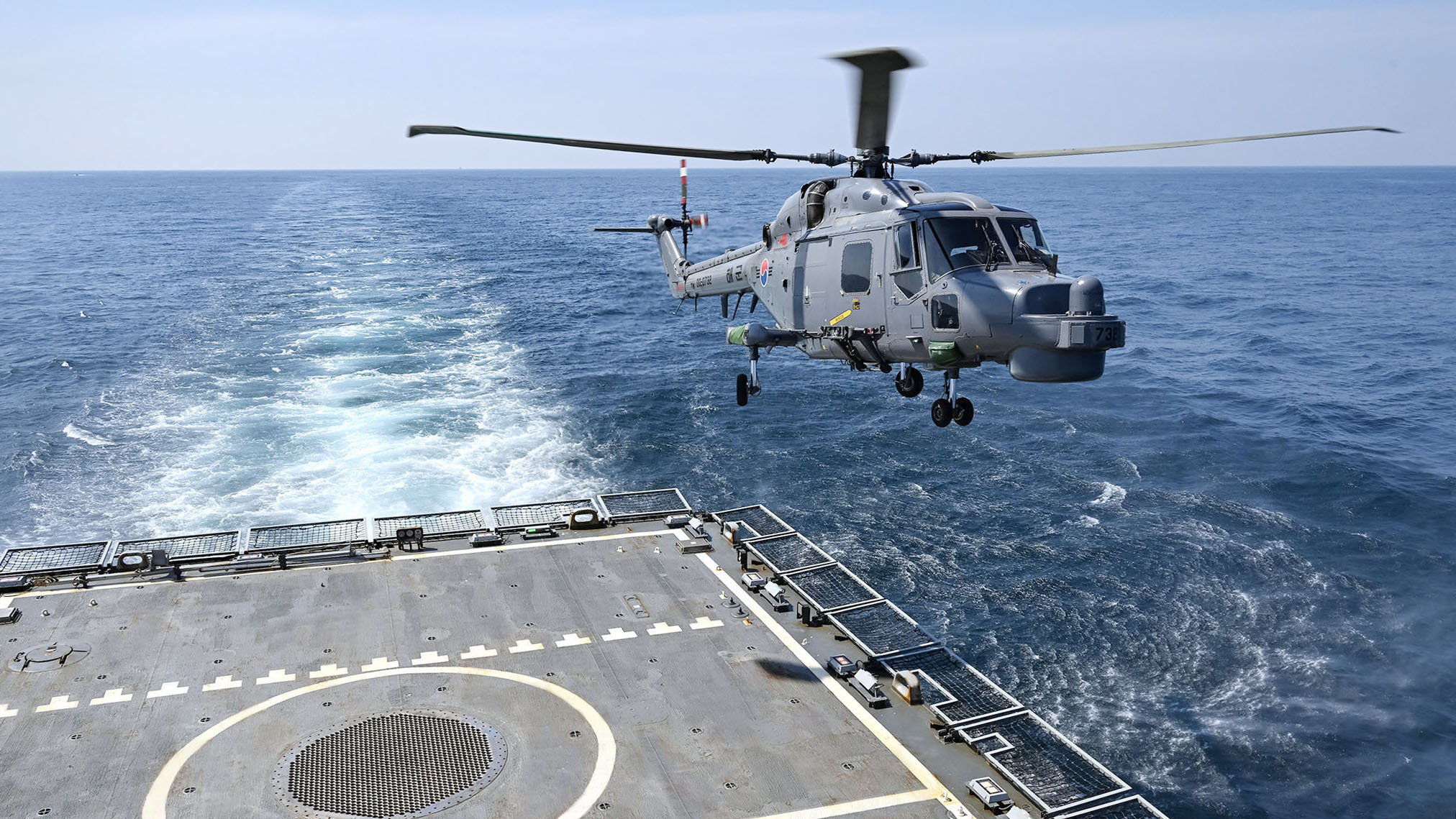 해군3함대 해상작전헬기(Lynx)가 29일 광주함(FFG-Ⅰ, 2500톤)에서 헬기 이?착함 합동훈련(Cross-Deck)을 위해 이함하고 있다. 사진 해군