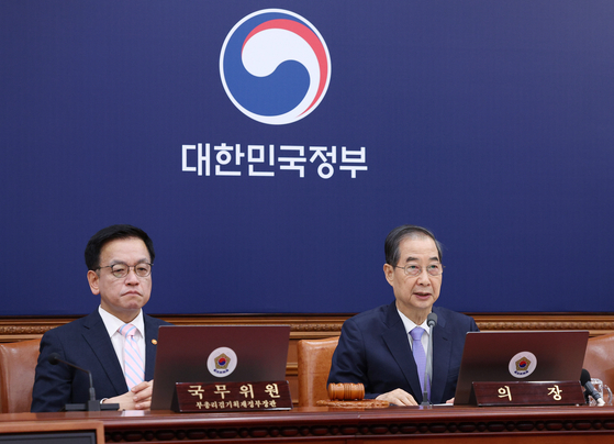 지난달 29일 최상목 부총리 겸 기획재정부 장관과 한덕수 당시 대통령 권한대행 국무총리가 정부서울청사에서 열린 국무회의에 참석한 모습. 대통령실사진기자단