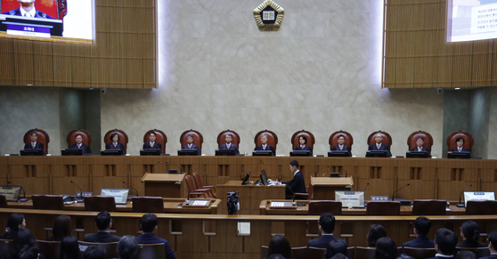 조희대 대법원장을 비롯한 대법관들이 1일 오후 더불어민주당 이재명 대선 후보의 공직선거법 사건 전원합의체 선고를 위해 서울 서초구 대법원 대법정에 입장해 자리에 앉아 있다. 2025.05.01 사진공동취재단