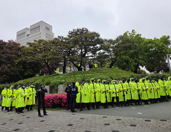 이재명 더불어민주당 대선 후보의 공직선거법 위반 혐의 사건에 대한 대법원 재판이 열린 1일 오후 경찰이 대법원을 둘러싸고 있다. 이영근 기자