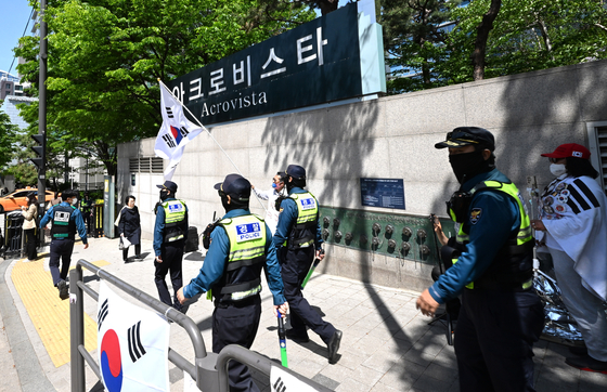 30일 오후 경찰이 서울 서초동 윤 전 대통령 사저 앞을 순찰하고 있다. 김경록 기자