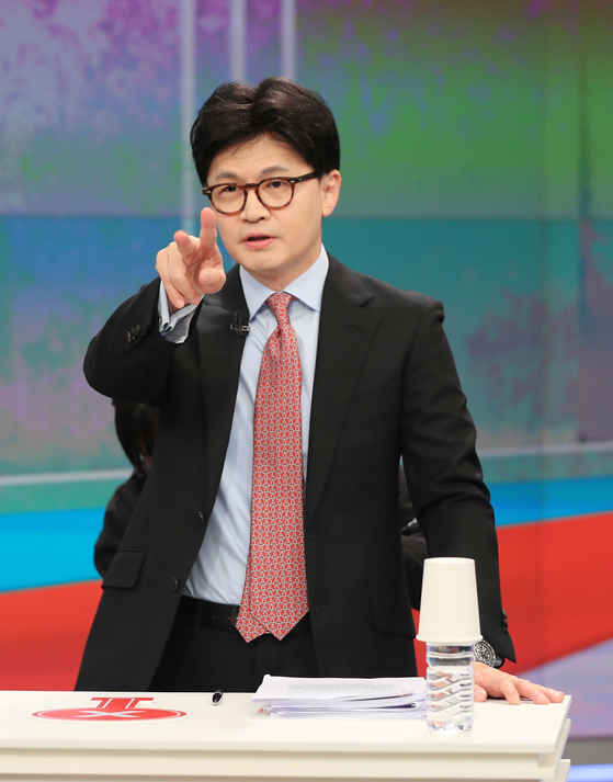 2025년 4월 30일 오후 서울 중구 TV조선에서 국민의힘 제21대 대통령선거 경선 결선투표에 진출한 한동훈 후보가 토론 준비를 하고 있다. 국회사진기자단