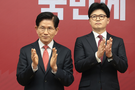 국민의힘 2차 경선 결선에 진출한 김문수, 한동훈 대선 경선 후보가 29일 오후 서울 여의도 중앙당사에서 열린 제21대 대통령후보자 선출을 위한 3차 경선 진출자 발표에서 박수를 치고 있다. 국회사진기자단