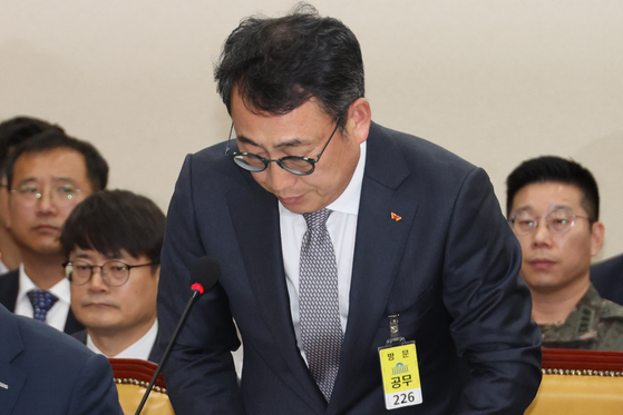 유영상 SK텔레콤 대표이사가 지난달 30일 국회 과학기술정보방송통신위원회의에서 열린 방송통신 분야 청문회에서 유심 해킹 사태에 대해 사과하고 있다. 연합뉴스