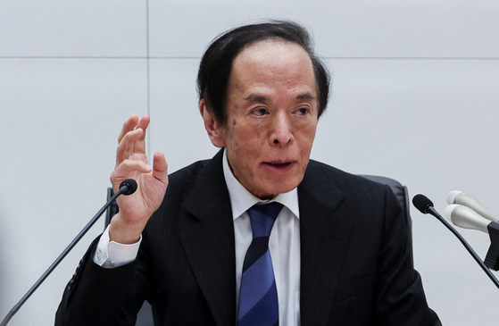우에다 가즈오 일본은행 총재가 1일 금리 결정 후 기자회견을 하고 있다. 로이터=연합뉴스