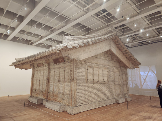 영국 런던의 테이트모던 미술관에 전시된 서도호 작가의 작품 ‘서울집’. [EPA=연합뉴스]