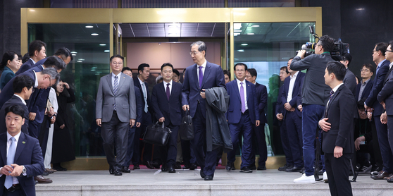총리직 사퇴를 선언한 한덕수 대통령 권한대행 국무총리가 1일 서울 종로구 정부서울청사에서 퇴청하며 직원들과 인사를 하고 있다. 대통령실사진기자단