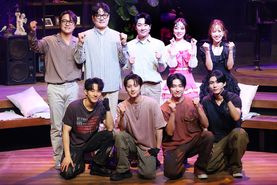지난달 29일 오후 서울 강남구 백암아트홀에서 열린 뮤지컬 '사랑은 비를 타고' 30주년 공연 프레스콜에서 출연 배우들이 포즈를 취하고 있다. 왼쪽부터 시계방향으로 최대철, 김형묵, 송용진, 박가은, 안현아, 조환지, 후이, 김재한, 종형. 연합뉴스
