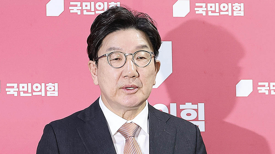 권성동 국민의힘 원내대표가 1일 국회에서 대법원이 이재명 더불어민주당 대통령 후보의 공직선거법 위반 사건에 대해 유죄 취지 파기환송 판결에 대해 브리핑을 하고 있다. 임현동 기자