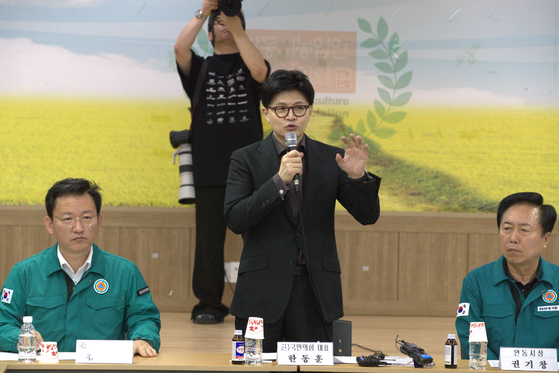 한동훈 국민의힘 대선 경선 후보가 1일 오전 경북 안동시 농업인회관에서 열린 '안동 산불 피해 대책 위원회'간담회에서 발언을 하고 있다. 뉴스1