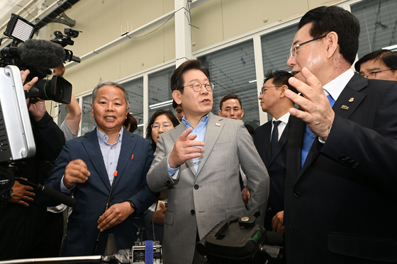 이재명 더불어민주당 대선 경선 후보가 지난달 25일 오전 전남 나주시 전남농업기술원에서 열린 '미래농업 전초기지 호남' 농업과학기술 진흥 간담회에 참여해 김영록(오른쪽) 전남도지사와 전남농기원의 에너지자립형 스마트팜 연구동 관련 이야기를 나누고 있다. 뉴시스
