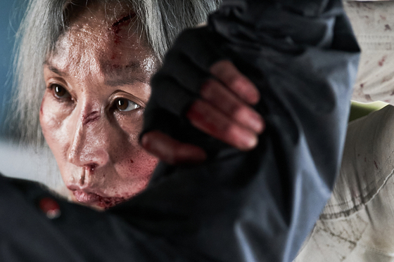 이혜영 배우는 '파과'를 통해 전설이라 불리는 60대 킬러 조각을 연기했다. 민규동 감독을 통해 소설을 먼저 읽어봤다는 그는 "'조각'이라는 캐릭터의 매력에 빠지게 됐다"고 전했다. 사진 NEW, 수필름