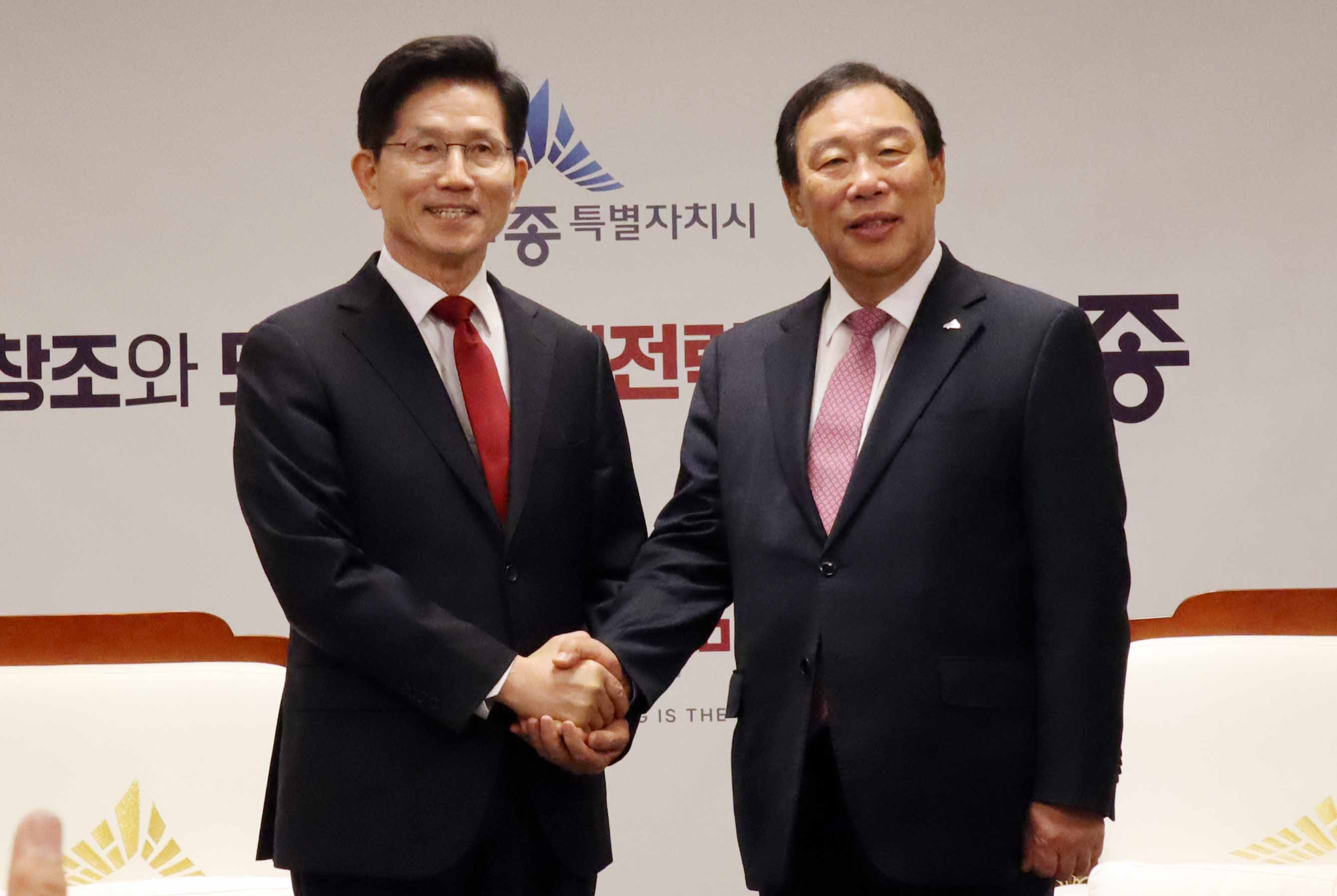 김문수 국민의힘 대선 경선 후보가 1일 세종시청을 방문해 최민호 세종시장과 인사를 나누고 있다. 연합뉴스