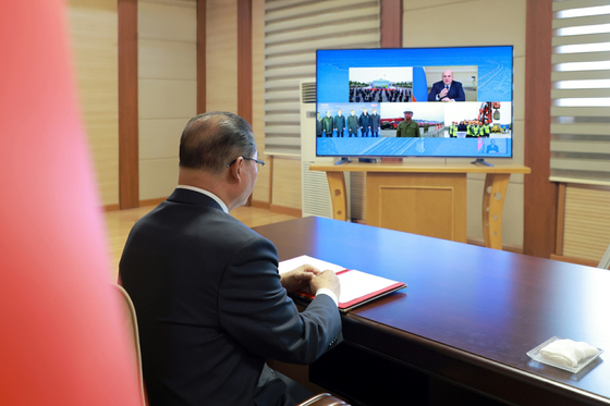 박태성 북한 내각총리가 지난달 30일 두만강 자동차 다리 착공식에 화상으로 침석한 모습. 노동신문=뉴스1