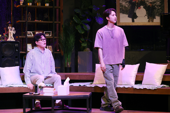 (왼쪽부터)김형묵과 후이가 지난달 29일 오후 서울 강남구 백암아트홀에서 열린 뮤지컬 '사랑은 비를 타고' 30주년 공연 프레스콜에서 주요 장면을 시연하고 있다. 7년 만에 돌아온 동생 '동현'과 이를 맞이한 형 '동욱'은 이내 갈등을 빚는다. 연합뉴스