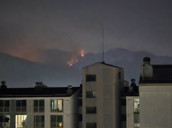지난달 29일 진화된 대구 북구 함지산 산불이 재발화한 가운데 30일 오후 북구 학정동에서 함지산 산불이 관측되고 있다. 연합뉴스