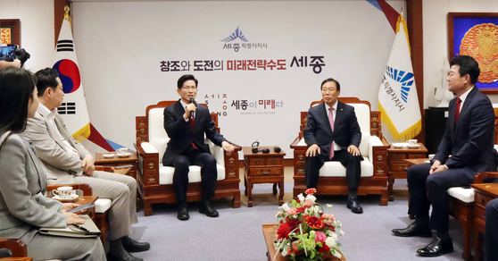 김문수 국민의힘 대선 경선 후보가 1일 세종시청을 방문해 세종시에 국회의사당과 대통령실 설치하겠다는 의지를 밝히고 있다. 연합뉴스