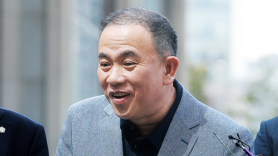윤석열 전 대통령 부부 공천 개입 의혹의 핵심 인물인 명태균 씨가 30일 오전 검찰 조사를 받기 위해 서울 서초구 서울고검 청사로 출석하며 취재진의 질문에 미소를 지으며 답하고 있다. 뉴스1